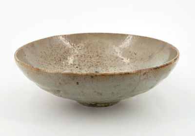 קערת סלדון מזוגג, קוריאה, המאה ה-12-14. סדק מהקצה לחלק הפנימי של קערה. 
קוטר: 17.5 ס"מ, גובה: 