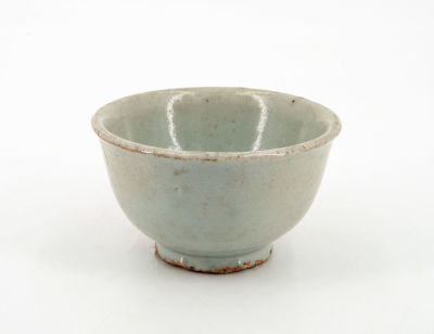 כוס סלדון מזוגג, קוריאה, המאה ה-16. גובה: 5 ס"מ מצב: לפירוט מצב, אנא לשלוח מייל ל info@hammersite.com