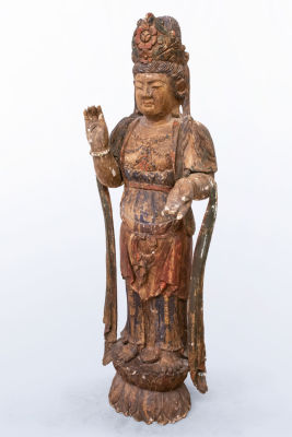 פסל מעץ מגולף וצבוע בדמות בודהיסטווה, סין, שושלת מינג (או מוקדם יותר). גובה: 162 ס"מ מצב: לפירוט 