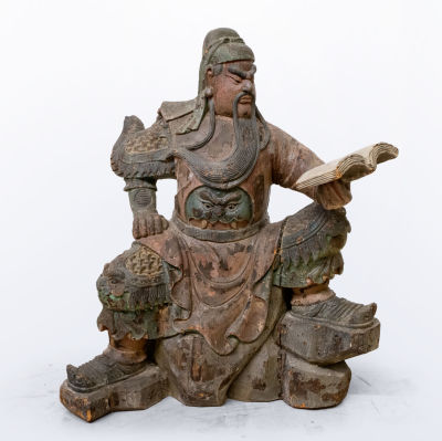 פסל נדיר מעץ מגולף וצבוע בדמות הגנרל גואן-יו, סין, שושלת מינג (או מוקדם יותר). 92X70 ס"מ מצב: 