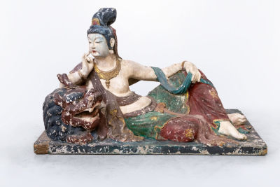 פסל מעץ מגולף וצבוע בדמות גואנין GUANYIN, סין, שושלת צ'ינג (או מוקדם יותר). 97X50X62 ס"מ מצב: 