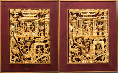 זוג נאה של לוחות מעץ מגולף ומוזהב, סין, המאה ה-19. 42X32 ס"מ, כולל מסגרות: 54X46 ס"מ מצב: לפירוט 