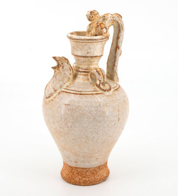 קנקן סיני או קוראני עתיק מזוגג עם פייה דמוית ראש תרנגול. גוף פקעתי שמעליו צוואר מתרחב. מצד אחד 