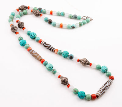 ענק טיבטי עתיק ואיכותי מאד עם חרוזי דזי , טורקיז , קורל וכסף. מורכב מחרוזי טורקיז וקורל בצורות 