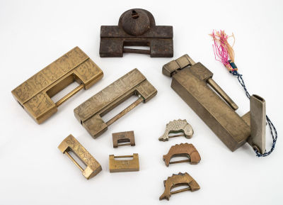 לוט מעורב של מנעולים קוראנים עתיקים מפליז. סה"כ 10 מנעולים. 
אורך בין: 15-5 ס"מ מצב: לפירוט מצב 