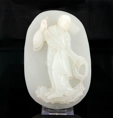 תבליט מג'ייד לבן מגולף, סין, המאה ה-19. גובה: 19.5 ס"מ 
מצב: לפירוט מצב, אנא לשלוח מייל ל 