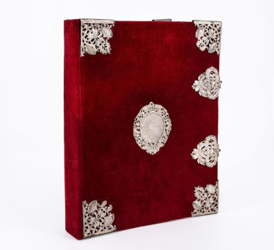 כריכת אלבום מכסף וקטיפה אדומה, 1718. הכריכה מצופה בקטיפה אדומה ( תוספת מאוחרת) והפינות מעוטרות 