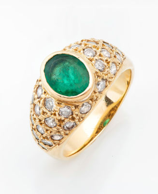טבעת צרפתית מזהב 18 קראט יהלומים ואמרלד. במרכז הכתר אמרלד בחיתוך אובלי ותחתיו טבעת זהב רחבה 