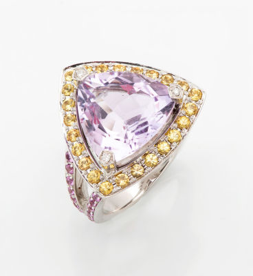 טבעת קוקטייל מזהב לבן 18 קראט ואבנים חצי יקרות. במרכז הכתר אבן סגלגלה בחיתוך משלוש וסביבה מסגרת 