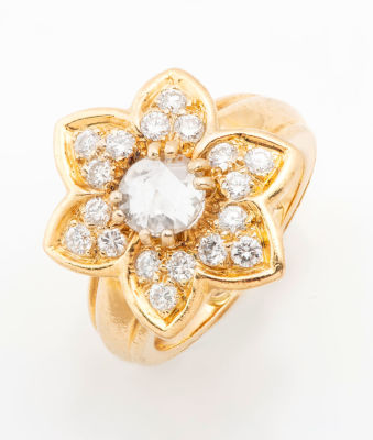 טבעת נאה מזהב 18 קראט ויהלומים. כתר הטבעת מעוצב כפרח שבמרכזו יהלום גדול בחיתוך ישן (0.5 קראט 
