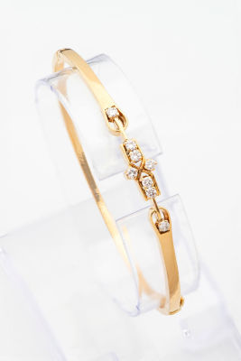 צמיד בנגל מזהב 18 קראט ויהלומים. חלק העליון של הצמיד מעוטר באלמנט גיאומטרי מזהב המשובץ ב-8 