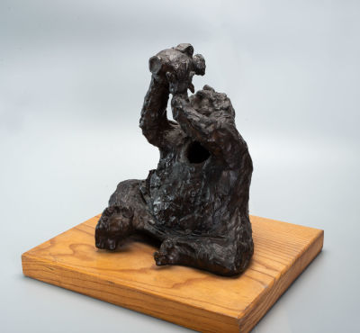 נחום גוטמן, דמות שותה. פסל ברונזה עם פטינה חומה 
חתום וממוספר 3/7 (בבסיס). 
מקור: נמכר בהמרסייט 