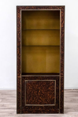 וויטרינה עם פורניר דמוי שריון צב, צרפת, אמצע המאה ה-20. כולל שלושה מדפי זכוכית מעושנת (אחד מהם 