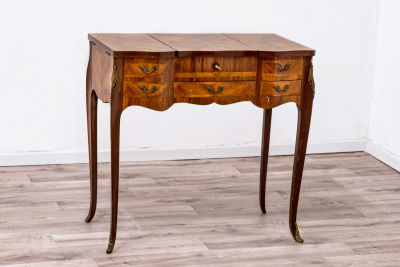 שידת תמרוקים נאה בסגנון לואי ה-15 מעץ עם פורניר ומרקטרי, צרפת, המאה ה-19. החלק העליון המרכזי 