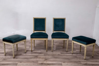 זוג כסאות והדומים תואמים מעץ, צרפת, מאה ה-18/19. מרופדים בקטיפה כחולה. 
גובה: 90 ס"מ, רוחב, 48 