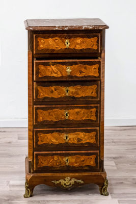 שידת מגירות נאה נפוליאון ה-III מעץ אורמולו ושיש, צרפת, המאה ה-19. כוללת שש מגירות המעוטרות עבודת 