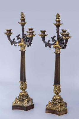 זוג קנדלברות בסגנון לואי ה-16 מברונזה מוזהבת חלקית, המאה ה-19. מוצבים על בסיס משולש המעוטר 