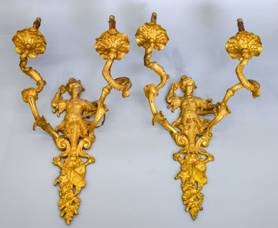זוג פמוטי קיר דו קניים בסגנון לואי ה-15 מברונזה מוזהבת, צרפת, המאה ה-19. הניצב מעוצב כדמות גבר 