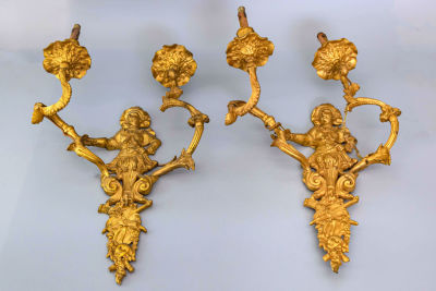 זוג פמוטי קיר דו קניים בסגנון לואי ה-15 מברונזה מוזהבת, צרפת, המאה ה-19. הניצב מעוצב כדמות גבר 