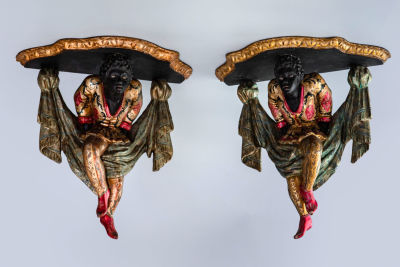 זוג מדפים נובים מעץ מגולף ומוזהב חלקית, המאה ה-19. מעוצבים כדמות גבר מעוטר בלבוש בגוני אדום וזהב 