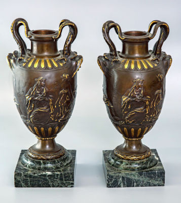 זוג כדים יצוקים Ferdinand Barbeienne מברונזה מוזהבת חלקית ושיש, צרפת, המאה ה-19. מעוטרים בסצנה 