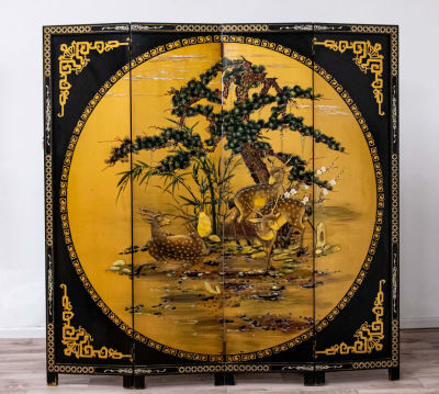 פרגוד סיני עתיק מארבע לוחות. מעוטר בסצנה המתארת שלושה עופרים מתחת לעץ על רקע מוזהב. 
גובה: 183 