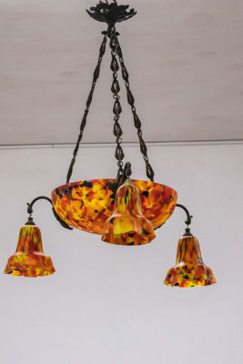 נברשת אר-דקו מזכוכית, צרפת, תחילת המאה ה-20. מעוצבת כגוף מרכזי עגול מזכוכית מנומרת, חלבית בגוני 