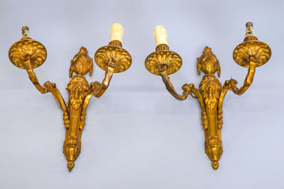 זוג פמוטי קיר דו קניים לואי ה-16 מברונזה מוזהבת, צרפת, המאה ה-19. הניצב הפמוטים מעוטר בראש כבש 