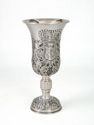 גביע קידוש מכסף סטרלינג, כנראה אנגליה, תחילת המאה ה-20. רקועות במדליון עם כיתוב "בורא פרי הגפן" 
