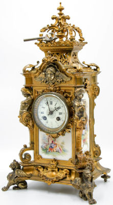 שעון אח מפואר בסגנון SEVRES מברונזה מוזהבת ופורצלן, צרפת, אמצע המאה ה-19. גובה: 51 ס"מ מצב: 