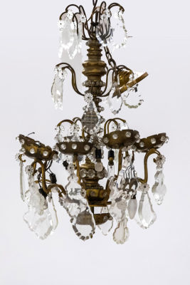 שנדליר תשעה קנים מברונזה וקריסטל, צרפת, סוף המאה ה-19. גובה: 92 ס"מ, קוטר: 52 ס"מ מצב: לפירוט 