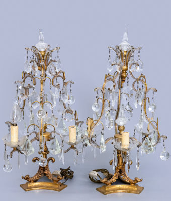 זוג מנורות שולחן סגנון לואי ה-15 מברונזה וקריסטל, צרפת, 1900 בקירוב. גובה: 57, קוטר: 36 ס"מ מצב: 