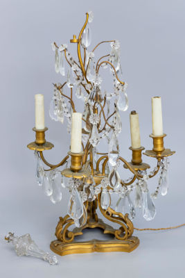 מנורת שולחן שנדליר מברונזה וקריסטל, צרפת, סוף המאה ה-19. גובה: 65 ס"מ, קוטר: 40 ס"מ מצב: לפירוט 