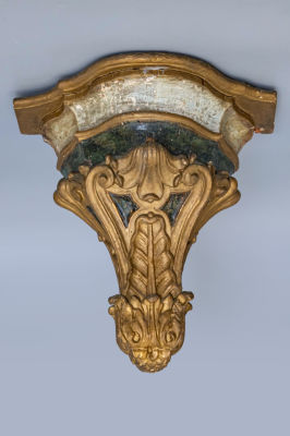 מדף בארוק מעץ מגולף צבוע ומוזהב חלקית, המאה ה-18. גובה: 35 ס"מ מצב: לפירוט מצב, אנא לשלוח מייל ל 