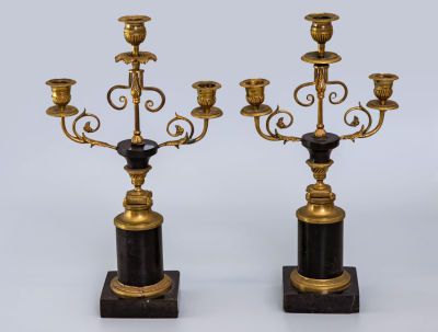 זוג קנדלברות שלושה קנים מברונזה מוזהבת ושיש שחור, צרפת, אמצע המאה ה-19. מוצבים על בסיס מרובע 