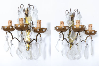 זוג פמוטי קיר שלוש קנים מקריסטל ומתכת צבועה, כנראה תחילת המאה ה-20. 37X 34 ס"מ מצב: לפירוט מצב 