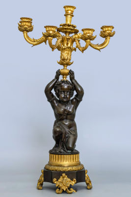 קנדלברה שמונה קנים מברונזה מוזהבת חלקית, צרפת, המאה ה-19. מוצבת על בסיס מצולע עם ארבע תומכות 