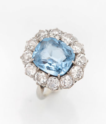 טבעת אדוארדית נאה מזהב לבן 18 קראט יהלומים ואקוומרין. מעוצבת כאבן אקוומרין (5 קראט בקירוב) 