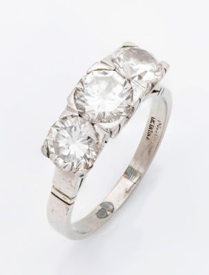 טבעת פלטינה ויהלומים. מעוצבת כקשת המשובצת שלושה יהלומים. יהלום מרכזי 0.8 קראט בקירוב ושני 