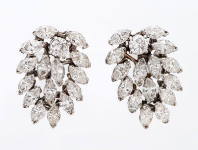 זוג עגילים איכותיים מזהב לבן 14 קראט ויהלומים. העגילים מעוצבים כאשכול של יהלומים צפים בחיתוך 