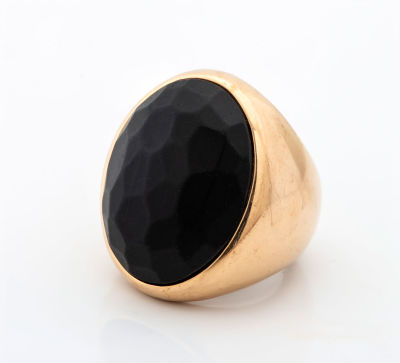 טבעת פומלאטו Victoria Pomellato מזהב וורוד 18 קראט וג'ט שחור. אבן ג'ט סגלגלה בגימור מט משובצת 