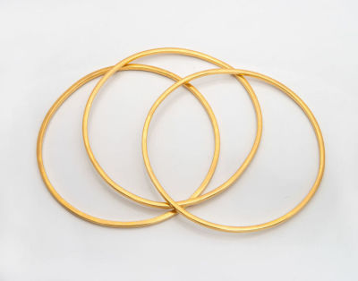 שלושה צמידי בנגל מזהב 22 קראט. משקל כולל: 23.5 גר' 
קוטר פנימי: 7.5 סמ
מצב: לפירוט מצב, אנא 