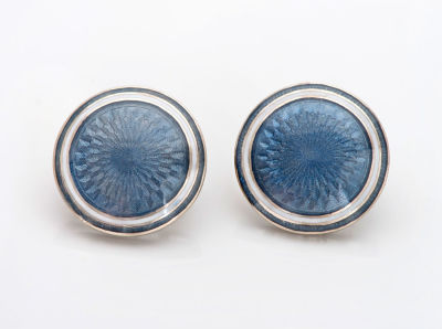 זוג עגילי אר-דקו מזהב לבן 18 קראט ואמייל גיושה. מעוצבים בכפתור עם חזית מאמייל גיושה בגוון כחול 