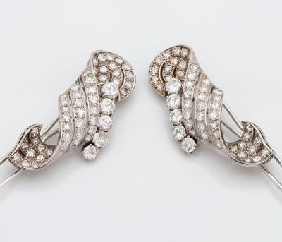 זוג סיכות שיער אר דקו איכותיות מפלטינה ויהלומים, צרפת, תחילת המאה ה-20. הוסבו לסיכות מעגילים. 