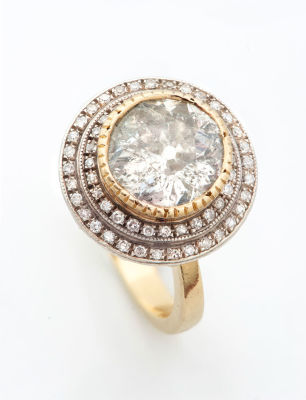 טבעת מזהב 18 קראט בשני גוונים ויהלומים. במרכז הטבעת יהלום בחיתוך ישן 3.5 קראט בקירוב (צבע: כנראה 