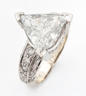 טבעת אירוסין מזהב לבן 14 קראט ויהלום 5.03 קראט. יהלום בחיתוך משולש 5.03 קראט (צבע: I, ניקיון 