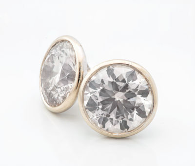 זוג עגילי יהלומים 2.2 קראט בקירוב כל אחד. צבע כנראה מחוץ לסקלת הצבעים של רפפורט. 
ניקיון: כנראה 