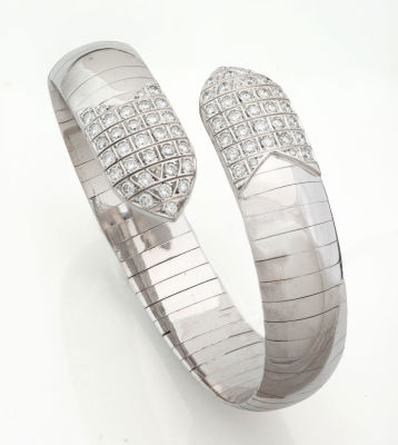 צמיד באנגל CHAUMET PLUME מזהב לבן 18 קראט ויהלומים. מעוצב כרצועה רחבה עם קצוות פתוחים. הרצועה 