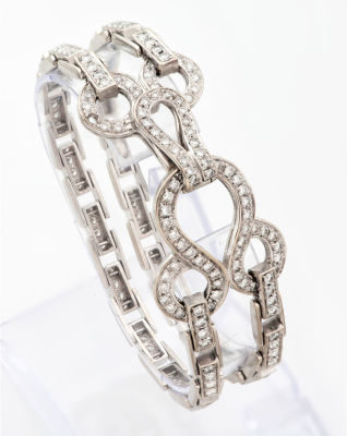 צמיד אר-דקו נאה מפלטינה ויהלומים. מעוצב כזוג שורות המורכבות מלוחיות מלבניות המשובצות יהלומים 