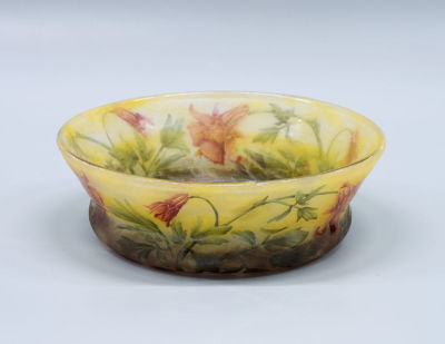 קערת דום נאנסי מזכוכית צרובה , עבודת קמאו ואמייל, צרפת, 1900-1914. מבנה פקעתי עם צוואר ארוך 